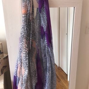 Light scarfs with feather like design